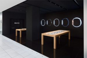 Apple_Watch_at_Isetan_Shinjuku